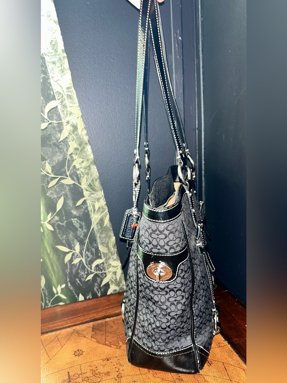 COACH Gallery Tote Signature Black
Jacquard Patent Leather D0849-F12344 - Picture 7 of 17